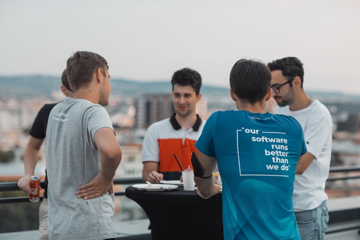 Teammitglieder, die auf unserer Terrasse in Cluj stehen