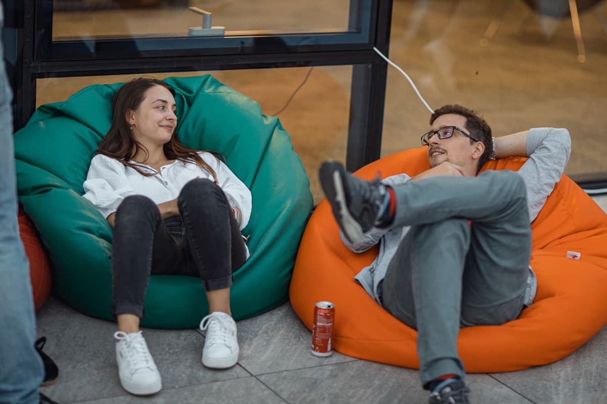 Zwei Kollegen entspannen sich auf Sitzsäcken
