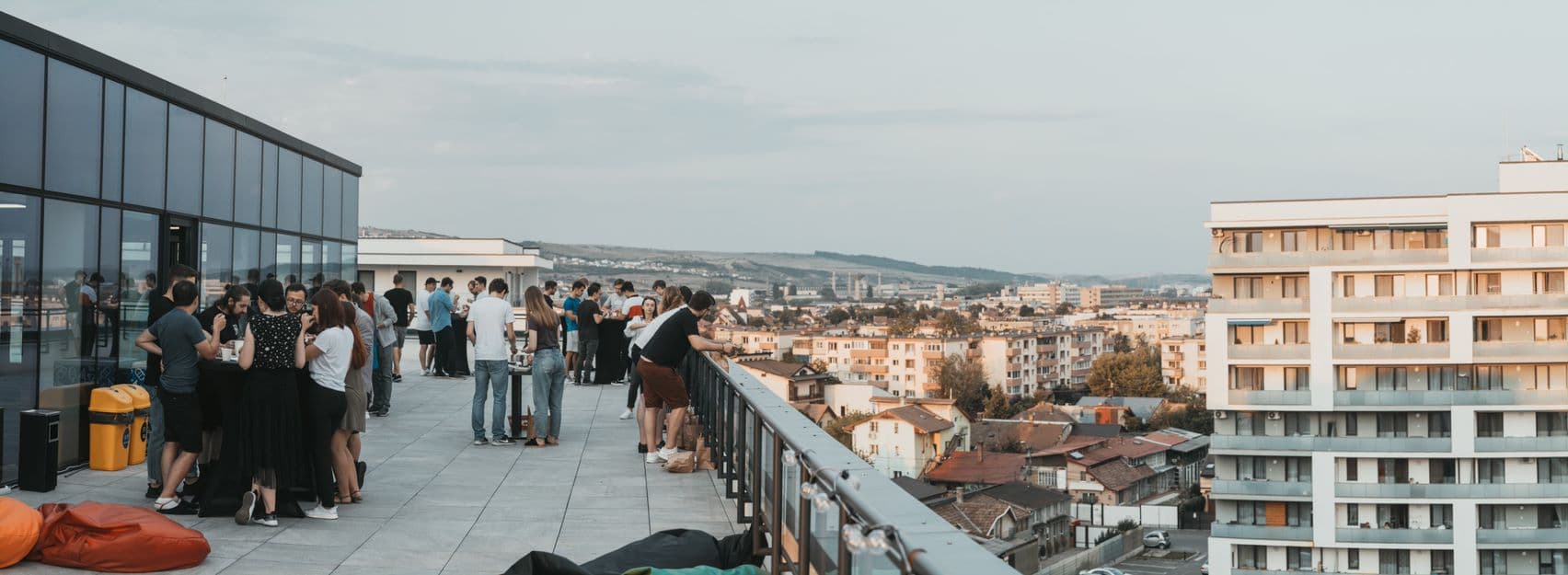 Stehende Menschen auf der Terrasse des Clujer Bürogebäudes