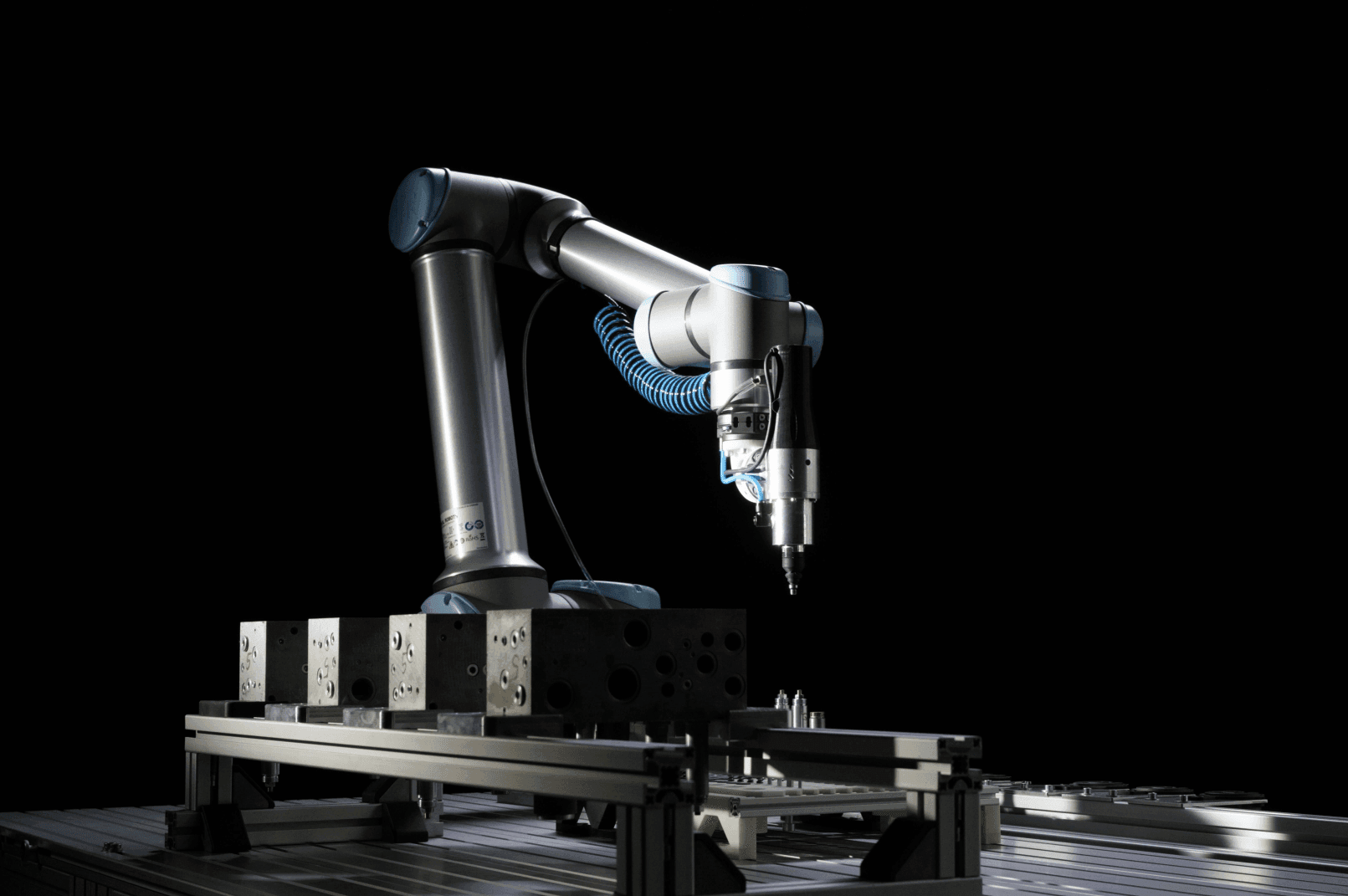 Cobot an der Werkbank aus dem Robotics out of the box Projekt